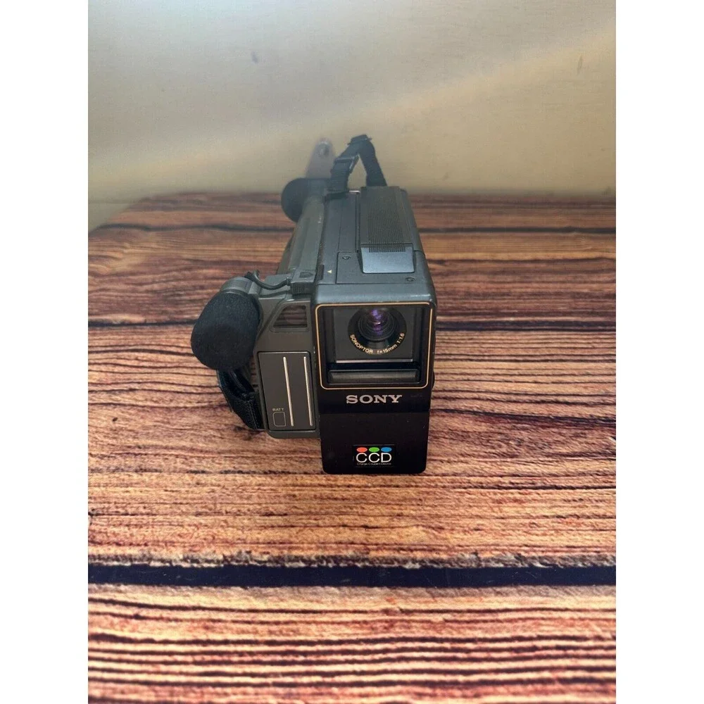 Vintage Sony Video 8 Handycam CCD-M8u with Case *UNTESTED*